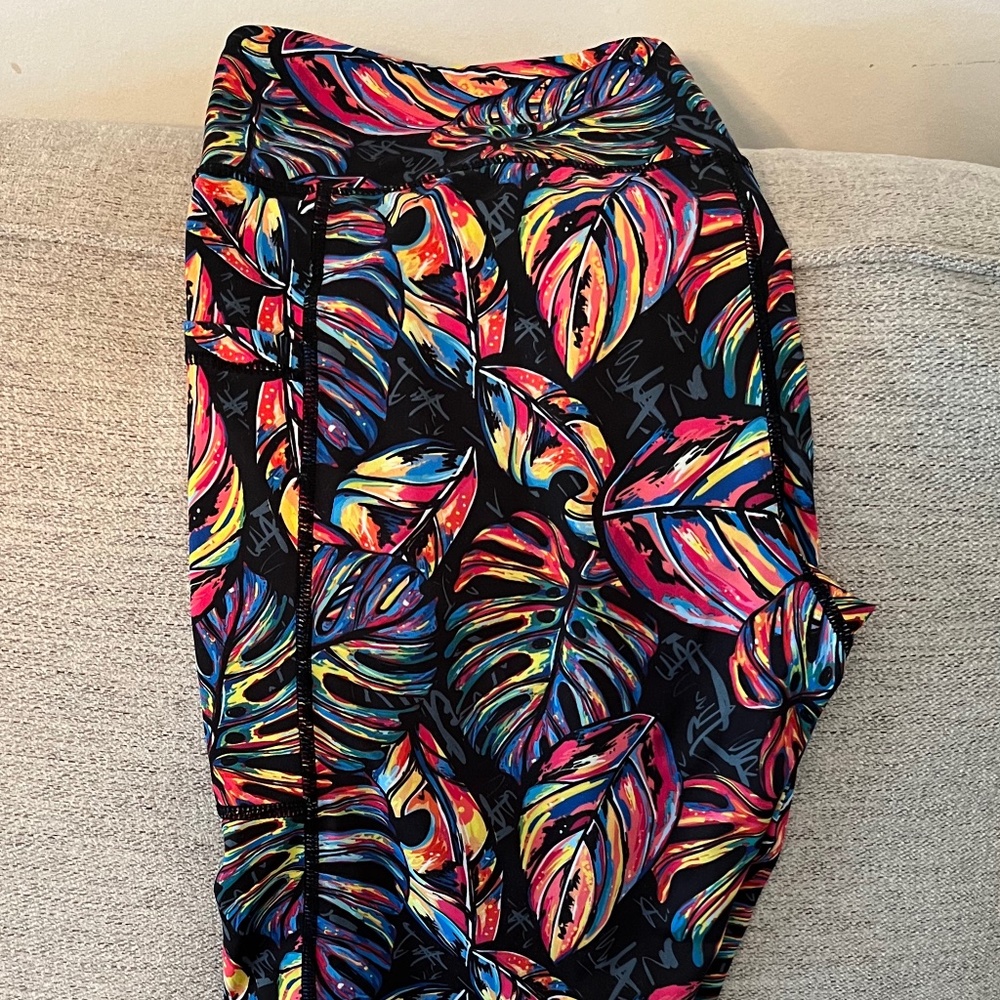 Constantly Varied Gear (CVG) Size Large Capri Leggings - Tropic Like Its Hot